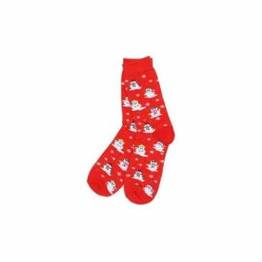 Rode sokken met sneeuwpoppen